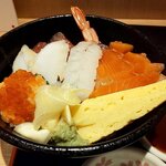 Misaki Ichiba - まぐろとサーモンの贅沢丼