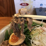 ラーメン専門店 まんてん - チャーシュー、、、では無い、薄切りの肉