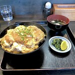 吉ひろ - カツ丼にはお吸い物と漬物が付いてきます