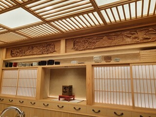 季節料理　なかしま - この日に使う器は棚の上に置いてます