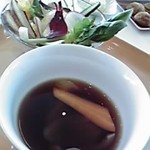 半熟卵と野菜のアンショワイヤードと鶏のコンソメ