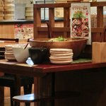 長万部酒場 - 店内のサラダバーです