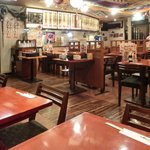 長万部酒場 - 店内のテーブル席の風景です