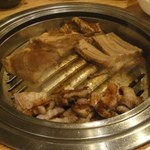 実家 - お肉はお店の人が焼いてくれます