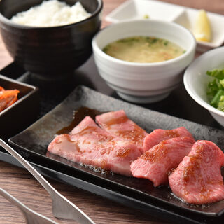 絶品ランチは無料の日替わりハーブティーと共に・・