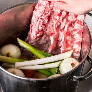 至極だし（豚骨ベース出汁）10種類の素材を5時間煮込んだ出汁  
      최고의 육수(돼지뼈 베이스 육수) 10가지 재료를 5시간 끓인 육수