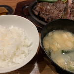 かずえ - セットのご飯(半分食べたけど)と味噌汁と漬物