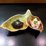 伊勢鮨 - お通しは岩海苔佃煮と、ヤリイカの酢味噌和え