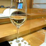 Isezushi - 小樽・OSAワイナリー「tabi」（グラス￥1320）。地元のワインだけに、寿司と合わせることを念頭に設計された味わい