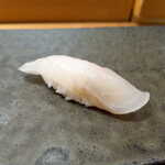 伊勢鮨 - 日高・松皮がれい（￥495）。淡泊そうに見えるが、しっかりと旨味がある