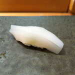 伊勢鮨 - 小樽・いか（￥495）。軽く振った塩と、柑橘の風味でさっぱりと