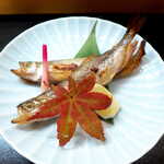 伊勢鮨 - 焼きししゃも（一皿￥946）。これぞ本ししゃも、ほわっと柔らかな口当たり