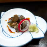 伊勢鮨 - 真つぶの肝。少量のツメと山わさびで、磯香る酒のつまみに