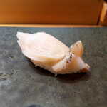 襟裳・真つぶ（￥605）。肉厚でパリッと甘い！