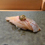 伊勢鮨 - にしん。北海道に来たら外せない一品、みょうがなどの薬味を少量乗せて