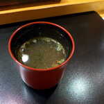 伊勢鮨 - 海老殻で出汁を取った味噌汁。身体の芯に染み込む味わい