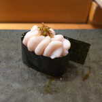 伊勢鮨 - 積丹・たち（￥495）。白子の地方名。ぷっくりとして口の中で弾ける！