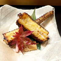 伊勢鮨 - 八角西京焼き（￥1100）。硬い外皮を外して食べる。脂の乗った白身、これは美味しい！
