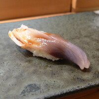 伊勢鮨 - 苫小牧・北寄貝（￥495）。なまめかしい彩り！ 軽くツメを塗って