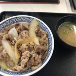 Yoshinoya - 牛丼アタマの大盛りと味噌汁で500円くらい