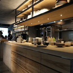 REVIVE KITCHEN THREE AOYAMA - ウッディでシンプルな店内