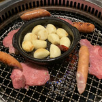 神田焼肉 俺の肉 - 2020/10/27  ニンニク焼きとウインナー&タン