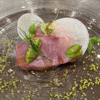 ザ モメンタム バイ ポルシェ - ワラサの厚切カルパッチョ ピスタチオソース