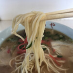 とらやラーメン - 中太麺です
