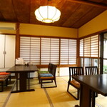 花月庵 れん月 - ローチェアのテーブル席の和室