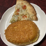 ダン・ブラウン - 料理写真:カレーパン&何かピザ。
ピザの種類も豊富でたまにカレーピザがあるのもイイ。