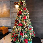 Resutoran Ra Beranda - ホテルのクリスマスツリー