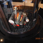 レストラン ラ・ベランダ - ホテルの本物の暖炉