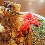 Hiroshima Fuu Okonomiyaki Mukago - そば入り焼きクワトロ（4玉）　これだけそばの量が多いと、もう焼きそばと変わらない気もしてくるのミャ・・・