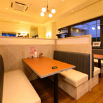 Korean Restaurant 210 - 落ち着けるテーブル席（6テーブル、定員24名）