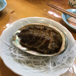 魚がし - 目の前の生簀から取り出した鮑ちゃん。焼き鮑は柔らかくて美味しい。