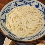 丸亀製麺 - 釜揚げうどん　お湯がうどんに吸われて無くなってます