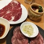 焼肉きんぐ - どれもこれも塩辛い。タンは豚のみ。壷漬けハラミ色黒くてまず。生ビールが1番美味しかったと。