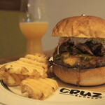 CRUZ BURGERS & CRAFT BEERS - スパイシープルドポークバーガー