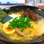 麺屋 双喜 - 全体像です。熊本ラーメン！　チーズの香りが良いですね。とんこつにチーズ、素晴らしい組み合わせだ。