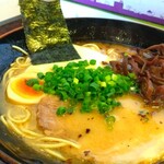 麺屋 双喜 - アングルを変えてもう1枚パシャッ！　木耳の千六本(せんぎり)が贅沢にたくさん入ってますから、思いっ切り食感を楽しみましょう。