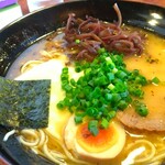 麺屋 双喜 - はい。出たー！　双喜さんの熊本ラーメン！　綺麗だね。美しい。こんなにアッサリしてたんだね。少しビックリ。