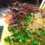 麺屋 双喜 - 摺り白胡麻を振ります。辣油をかけます。また、少し変わりますね。キリッとしまった感じです。