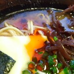 麺屋 双喜 - 白いチーズの上で赤いのが辣油です。
