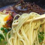 麺屋 双喜 - 麺をご覧ください。辣油が会いますね。チーズはやっぱ必要です。必須アイテムです。