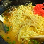 麺屋 双喜 - 替玉します。熱々だからスープも生まれ変わります。替玉は硬めでオーダーしたのでユックリと啜って行きましょう。紅生姜をのせます。会います会います。揺るぎないコンビネーション。