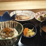 寿し芳 - サービスランチ。他にお寿司３貫があります。