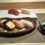 寿し芳 - サービスランチのお寿司３貫と追加の鮪赤身、エンガワ。