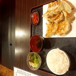 24時間 餃子酒場 - 