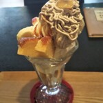 喫茶 あじさい - キャラメルリンゴモンブランパフェ。