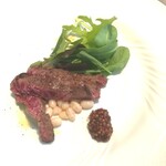 La Brianza - ジビーフはらみ炭火焼きタリアータ。横隔膜のはらみかしら、やわらかいけど噛み応えがある。やさしい味わいで、噛むほどにおいしい。飲み込むのが名残惜しくなります。